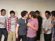 結局やらざるを得ず、キスしたトップリード。