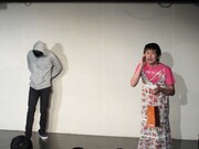 ザンゼンジのコントでは、夜道に1人で電話をする女性のそばに怪しい男性が。武田は鬼ヶ島の音響を担当しているため、スパローズはしばらくスタッフだと思っていたそう。