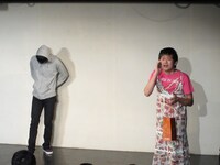 ザンゼンジのコントでは、夜道に1人で電話をする女性のそばに怪しい男性が。武田は鬼ヶ島の音響を担当しているため、スパローズはしばらくスタッフだと思っていたそう。