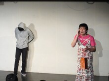ザンゼンジのコントでは、夜道に1人で電話をする女性のそばに怪しい男性が。武田は鬼ヶ島の音響を担当しているため、スパローズはしばらくスタッフだと思っていたそう。