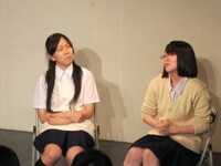 クロヤギは学校一モテる“ハヅキ先輩”に誕生日プレゼントをあげたいと悩む女学生2人を演じた。