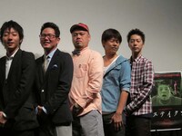 面白い顔をしてくれと言われて、全員で目をつぶる。