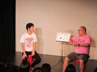 西野の女性へのメールの出し方には観客から「やだー」という声も。その後もほのぼのと話が盛り上がった西野と杉作は、モテる話から最後は大人の話も。