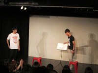 「何の話してんねん！ 誰が興味あんねん！」と杉作とのほのぼのトークを攻めた石田。「こいつ来てそのまま舞台に出んねん。俺衣装持ってきてるけど、そんなん着られへんわ！」と怒りをぶつけた。