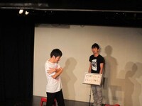 「ブログもやめる、Twitterもやれへんって言ってのにやってるやん！」と石田に追い立てられ、「やっちゃった」とはにかんだ西野。