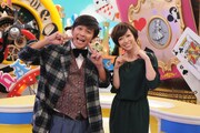 関西テレビの新たな昼の情報番組「ハピくるっ！」月曜メインパーソナリティのますだおかだ岡田と、コメンテーターの辺見えみり。(c)KTV