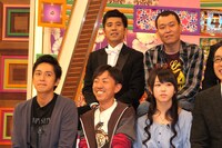 （前列左から）チュートリアル、峯岸みなみ（AKB48）、（後列左から）ガレッジセール・ゴリ、千原せいじ。