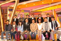 「ジャパーン47chスーパー！」収録後、記者会見に臨んだ浜田雅功（前列右から4人目）ほか出演者たち。