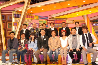 「ジャパーン47chスーパー！」収録後、記者会見に臨んだ浜田雅功（前列右から4人目）ほか出演者たち。