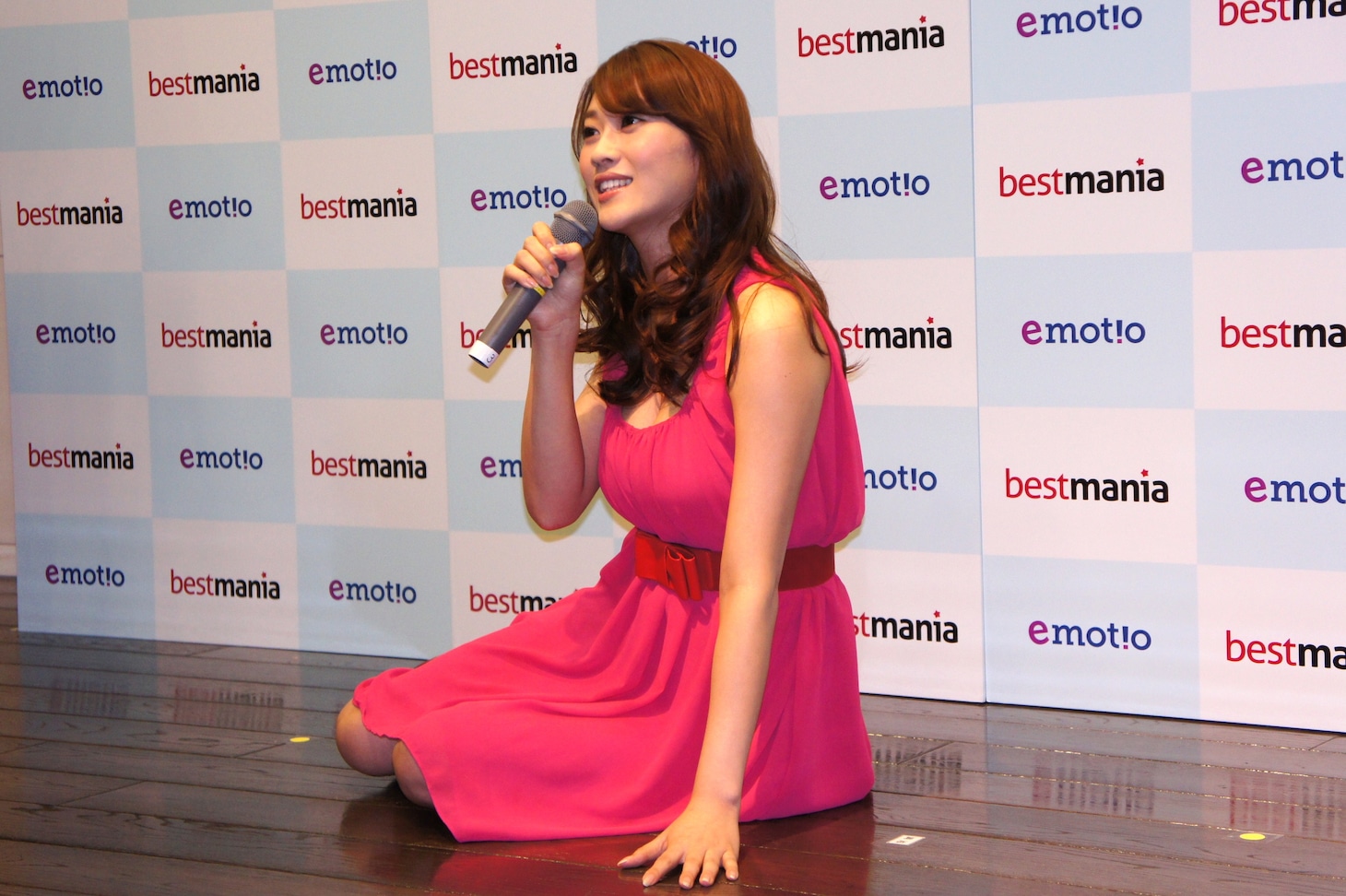 「男性にササる悩殺グラビアポーズ」として「横座り」を実演した原。