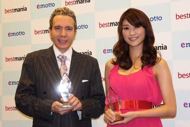 「株式会社エモーチオ 新規事業発表会 ベストササリスト授賞式」に出席したデーブ・スペクターと原幹恵（左から）。