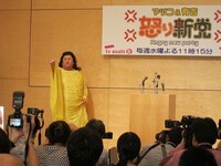 黄色の衣装にどよめく会場。マツコは笑った人を見逃さず指をさして注意。