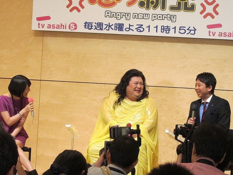 会見中終始夏目をいじるマツコと有吉。「スカート丈を2センチあげろ」「無駄にフェロモンをふりまけ」と言われながらも夏目は笑顔で対応。