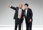 DVD「サンドウィッチマンライブツアー 2011～新宿与太郎完結篇～」の一場面。(c)avex entertainment inc. All rights reserved.