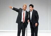 DVD「サンドウィッチマンライブツアー 2011～新宿与太郎完結篇～」の一場面。(c)avex entertainment inc. All rights reserved.