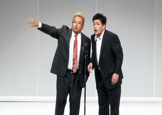 DVD「サンドウィッチマンライブツアー 2011～新宿与太郎完結篇～」の一場面。(c)avex entertainment inc. All rights reserved.