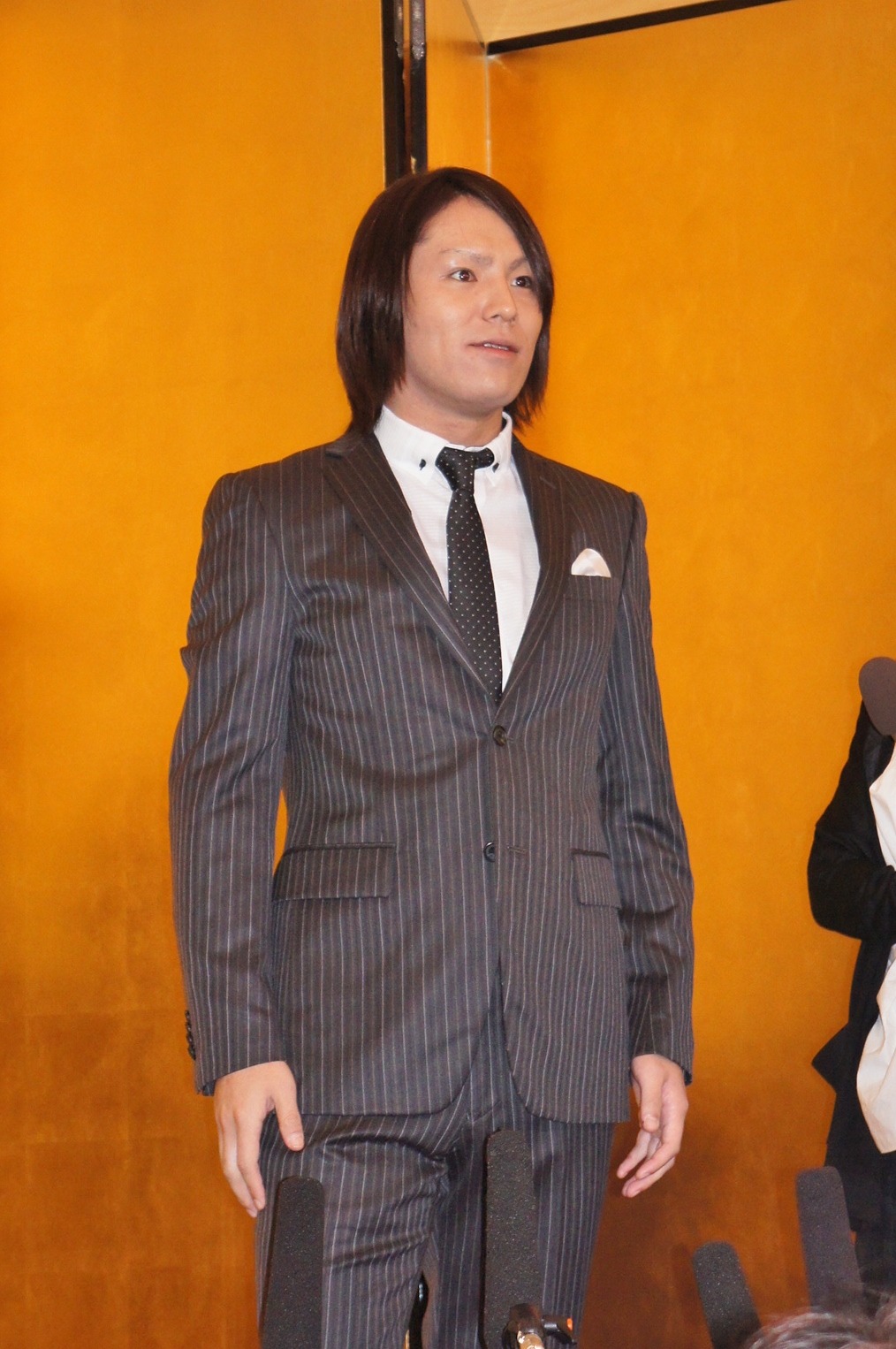 喜びの一発ギャグ「じゃんけんポン！ あっち向かないでずっと僕のことだけ見ててくれ」を繰り出し、最終的に直立不動となった狩野。記者には不発のギャグだったが、狩野は「彼女は大爆笑ですよ！」と心折れなかった。