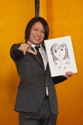 婚約記者会見を開いた狩野英孝。「初めて描いた」という彼女の似顔絵を手に、幸せオーラたっぷりの報告を展開した。
