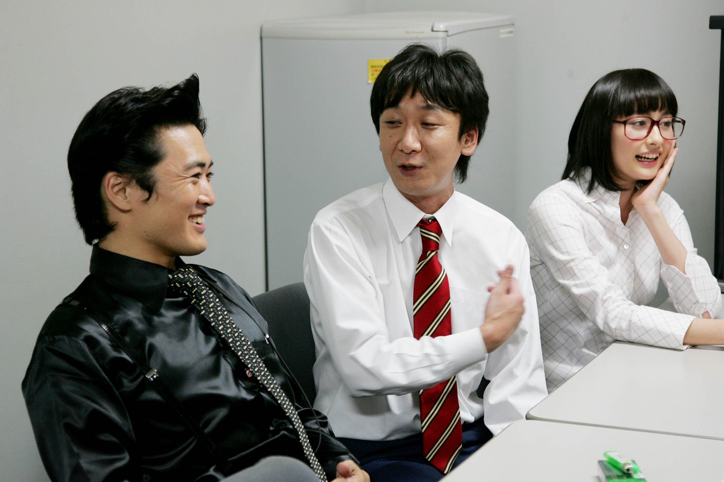 劇団ひとり、バカリズム、東京03、早見あかりの新番組「ウレロ☆未確認少女」反省会の様子。(c)テレビ東京