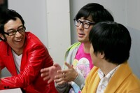 劇団ひとり、バカリズム、東京03、早見あかりの新番組「ウレロ☆未確認少女」反省会の様子。(c)テレビ東京