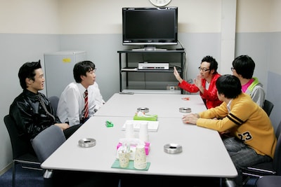 劇団ひとり、バカリズム、東京03、早見あかりの新番組「ウレロ☆未確認少女」反省会の様子。(c)テレビ東京