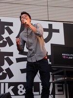 唐沢美帆の「Way to Love」を熱唱する金田。屋外のため反応がまばらになってしまい「そりゃこんな感じになりますよ」と苦笑い。