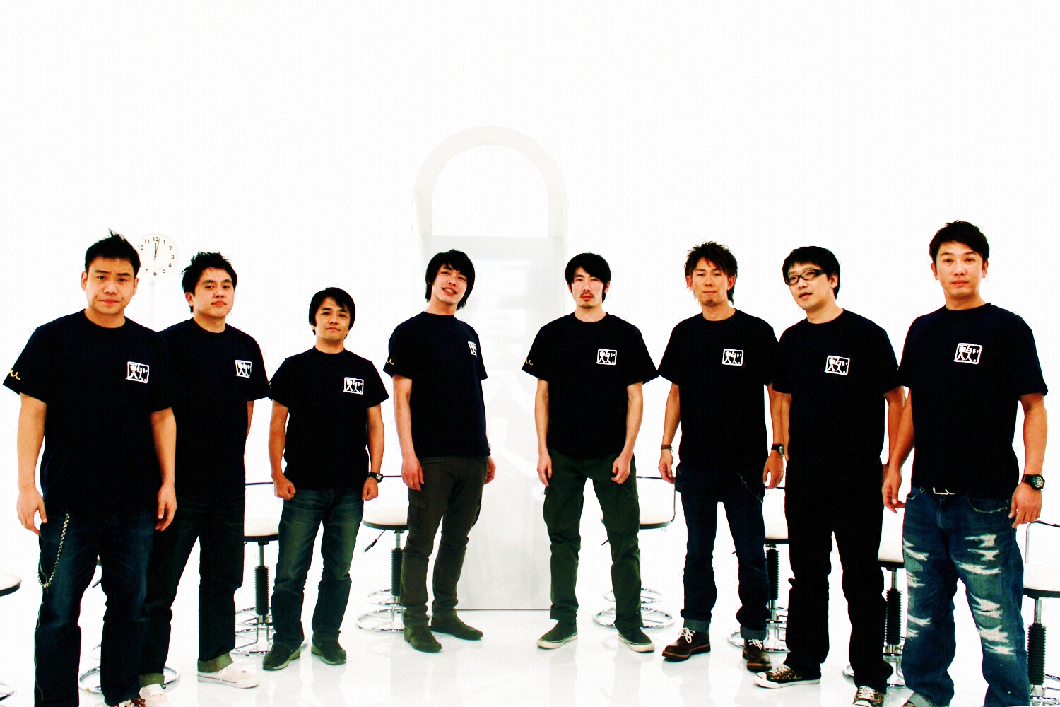 「面白い八人。延長戦」に出演する（左から）アンバランス山本、アメリカザリガニ柳原、中川家・剛、麒麟・川島、チョップリン西野、トータルテンボス大村、ハリガネロック・ユウキロック、TKO木本。(c)CSフジテレビONE