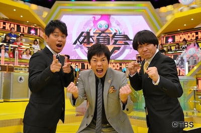 「炎の体育会TV」司会の雨上がり決死隊と今田耕司（中央）。彼らをはじめ、芸人たちが女子アスリートとガチンコ対決を繰り広げる。(c)TBS