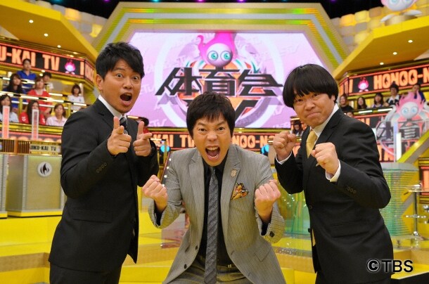 「炎の体育会TV」司会の雨上がり決死隊と今田耕司（中央）。彼らをはじめ、芸人たちが女子アスリートとガチンコ対決を繰り広げる。(c)TBS