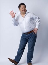 ひらパー兄さんことブラックマヨネーズ小杉。ギネス世界記録「一斉にシャツの襟を立てた人数世界一」を目指すイベントでは、参加者に白いシャツと青いGパンの着用が求められる。