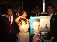 シルクは、まぶたを閉じて、眼球を上にまばたきを10回ほどするのを3セットすると、目の疲れが取れると解説。イスなどにつかまり、ヒザをかがめながらお尻をヒップアップする、ヒンズースクワットの簡易版をすると、座り続けてぺちゃんこになったお尻が元に戻る、という美容法も紹介した。