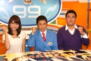 新番組「おかっちM.C. THE MANZAI 応援宣言！」でMCを務めるナインティナイン岡村（中央）と、フジテレビ三田友梨佳アナ（左）、佐野瑞樹アナ（右）。