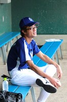 ベンチで待機するさまぁ～ず大竹。