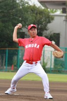 軽やかなピッチングを披露するさまぁ～ず三村。