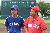 「さまぁ～ず×さまぁ～ず」完全生産限定版DVD-BOXの特典ディスクに撮り下ろし企画「1対1野球対決」が収録。大竹（左）と三村（右）がグラウンドを駆け巡る。