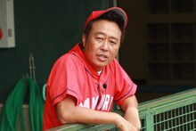 ベンチで一息つくさまぁ～ず三村。