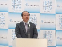 「十和田美水」の「お肌がつやつやになる」という効果に、「誰ですか？ 頭がつやつやって言ったのは」と笑いを誘った小久保副市長。