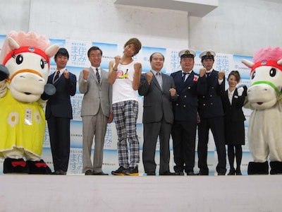 東京・吉本興業東京本部にて行われた青森県住みます芸人・キューティーブロンズの「十和田奥入瀬観光大使」任命式。