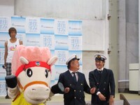 遊覧船ガイドの格好で踊りながら登場したキューティーブロンズ。