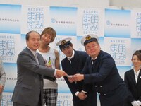 青森県十和田市の小久保純一副市長からキューティーブロンズに任命状と名刺を授与。