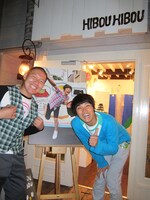 COWCOWよしが下北沢にオープンしたギャラリー「HIBOU HIBOU」。10月9日までは「もう中学生のラッキー♪になれる展覧会」を開催。10月8日にはもう中本人のトークショーも。受付はピン芸人のチョッキが担当。