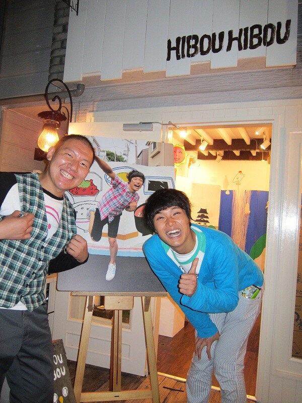 COWCOWよしが下北沢にオープンしたギャラリー「HIBOU HIBOU」。10月9日までは「もう中学生のラッキー♪になれる展覧会」を開催。10月8日にはもう中本人のトークショーも。受付はピン芸人のチョッキが担当。