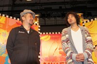 ケンドーコバヤシと斉藤和義（左から）。