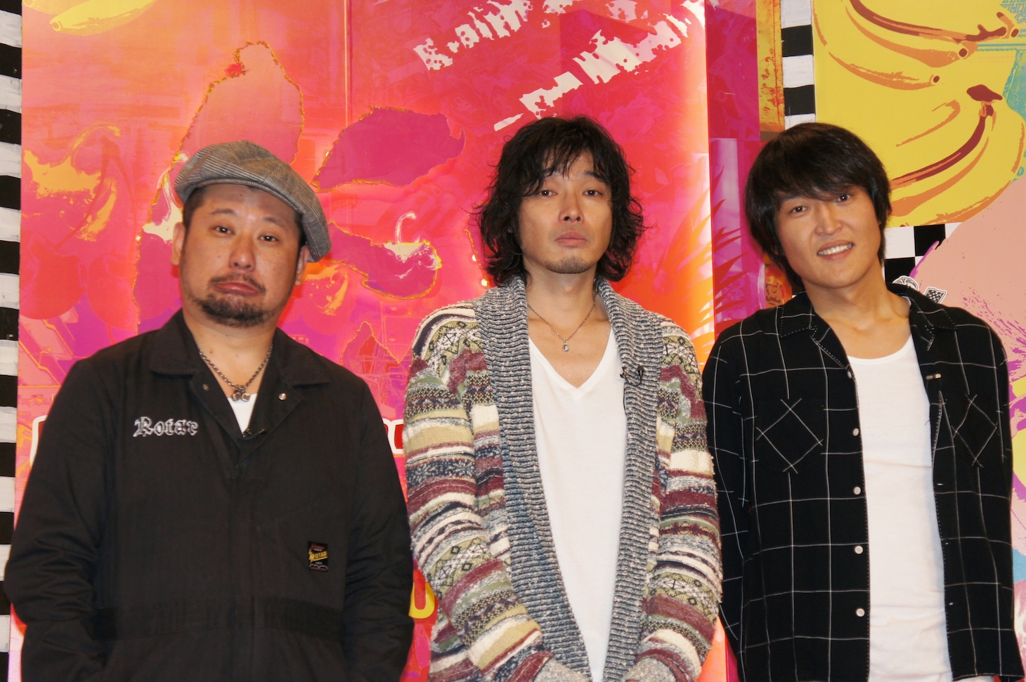 「にけつッ!!」テーマソング「あいされたいやつらのひとりごと」の作曲を担当することとなった斉藤和義（中央）と、ともに斉藤と親交のあるケンドーコバヤシ（左）、千原ジュニア（右）。