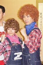 外国人の兄妹役のキャラクターとなった「エイミー」こと田中みな実TBSアナウンサーと「ピーター」こと藤井隆（左から）。エイミーはニューヨークで生まれた田中アナの本名（ミドルネーム）でもある。