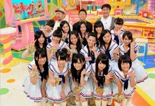 「どっキング48」に出演するケンドーコバヤシ、陣内智則、たむらけんじ、NMB48のメンバー。(c)KTV