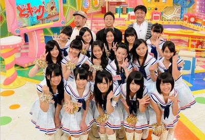 「どっキング48」に出演するケンドーコバヤシ、陣内智則、たむらけんじ、NMB48のメンバー。(c)KTV