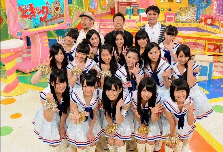 「どっキング48」に出演するケンドーコバヤシ、陣内智則、たむらけんじ、NMB48のメンバー。(c)KTV
