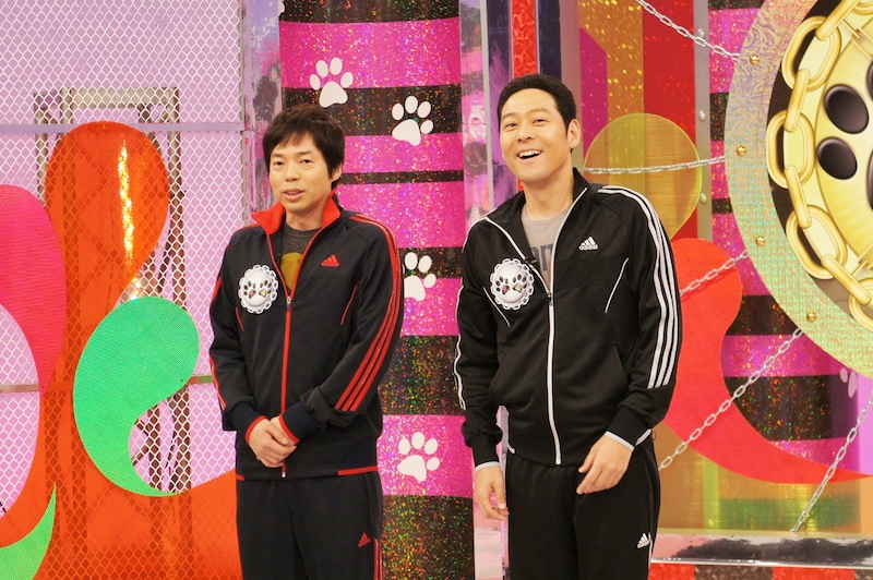 新番組「負け犬勝ち犬　KOZY'S NIGHT」に出演する今田耕司、東野幸治（左から）。