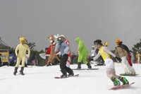 富士山南麓2合目のスキー場「スノータウンYeti（イエティ）」。10時までに仮装して来場するとリフト1日券付き入場滑走料が無料になる。